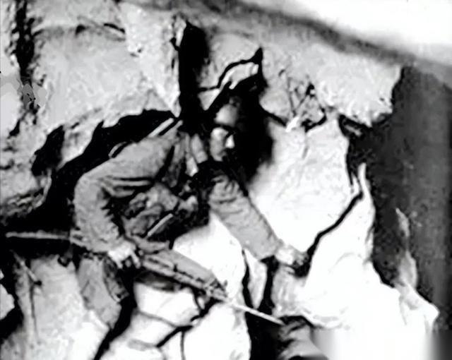 🌞1984年，22岁的士兵陈洪远在老山地区迷路后，误入一个山洞。黑暗中，他