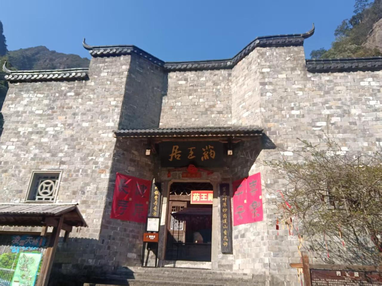 今日运势：乙巳年戊子月庚申日2025.12.17日鼠：大吉鸿运当头牛：桃