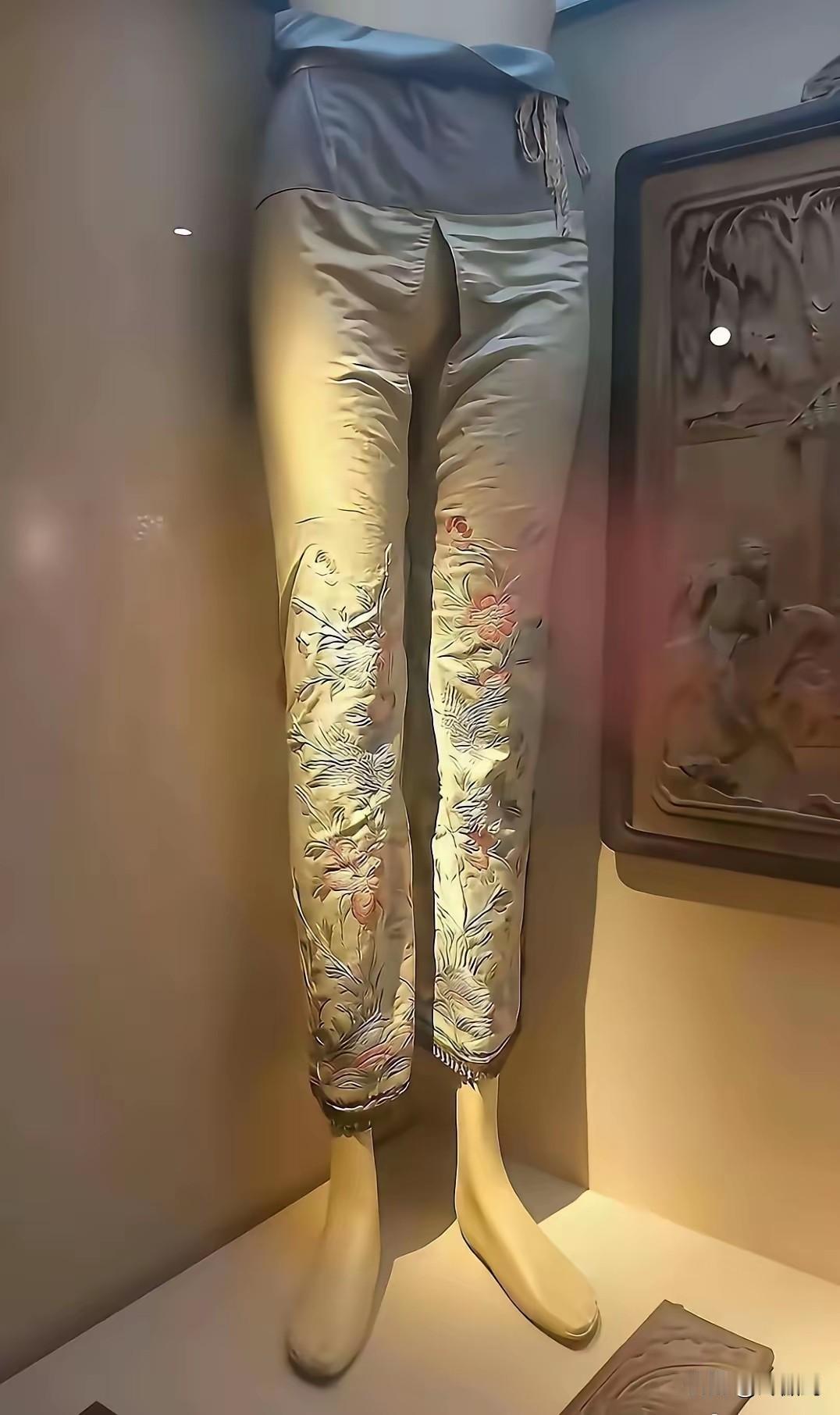 古时，众人皆着粗布麻衣，唯有大富大贵之人才有资格身着丝绸，即便是普通员外，恐怕也