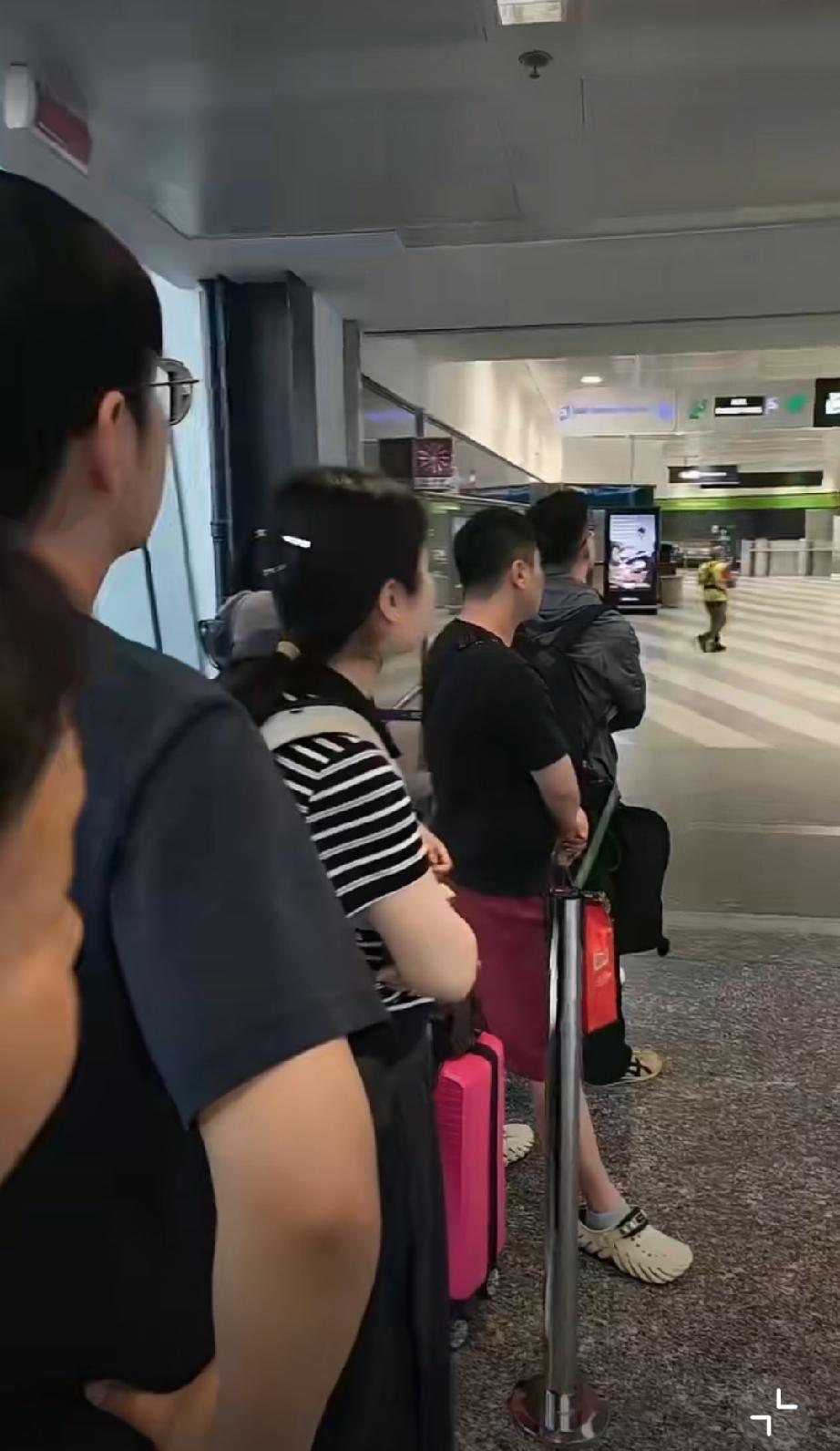 意大利机场海关现场对比太扎眼！网友吐槽：咱们中国人老老实实站警戒线里排队等候