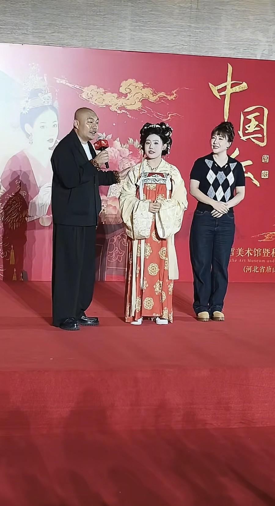 近日，二人转演员程野带着妻子女儿现身河北唐山，女儿12岁，和程野很像，有点成熟，