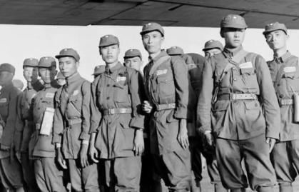 1950年，十几名起义国军空降兵在国民党伞兵三团副团长姜键和2营营长杨鹤立的带领