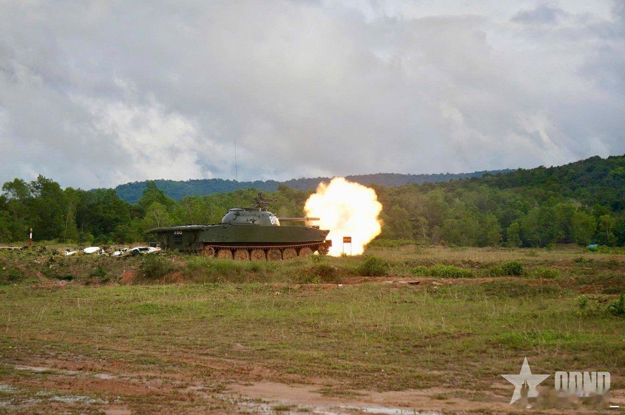 越军的中国造63式水陆坦克近日进行实弹射击。越军的重装备没有退役一说。