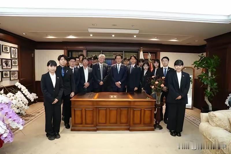 台湾民众党主席黄国昌带着一大票人，浩浩荡荡窜访日本，拜会日本首相高市早苗。结果日