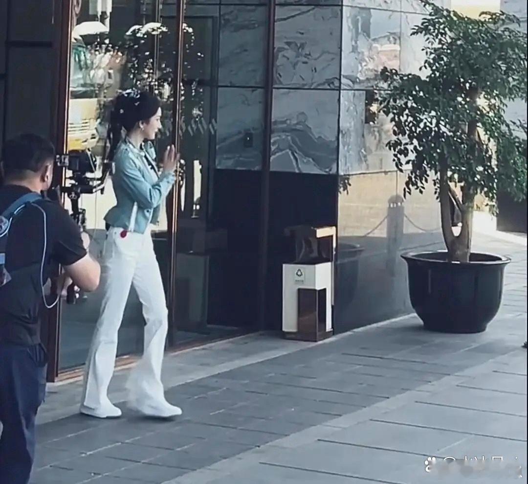 杨幂身材好特别！纤瘦又不皮包骨，线条超绝～​​​