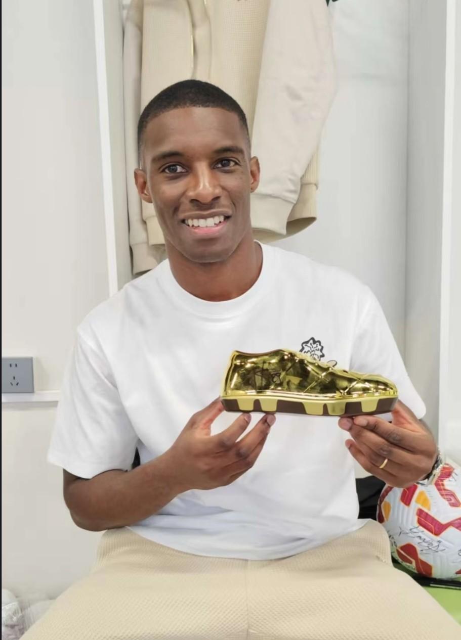 拿到金靴后的法比奥！中超收官法比奥荣膺联赛最佳射手，这个荣誉对于法比奥来说确实