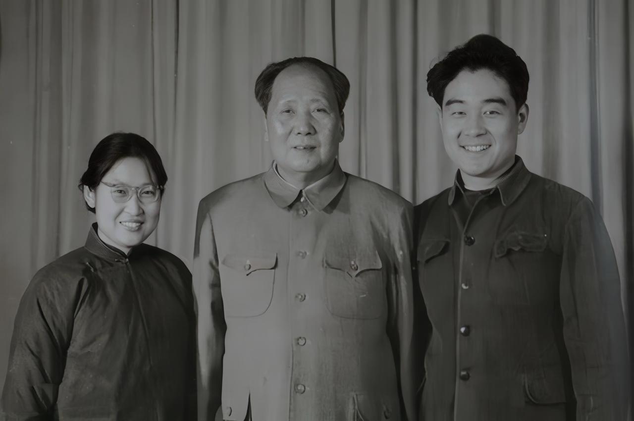 毛泽东和贺子珍的女儿李敏在一次接受采访时说：“文革时期，江青点我名，说我是小保皇