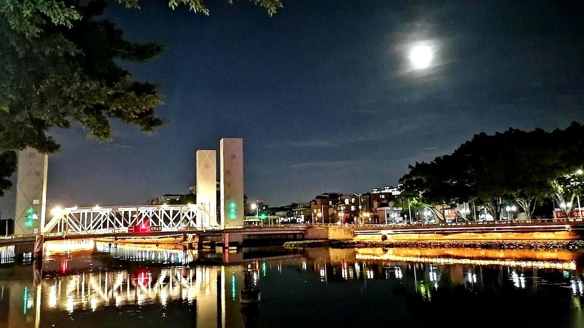 车牌是粤A的。就这一个字母，把好多事儿都给“规定”了。但说真的，在...