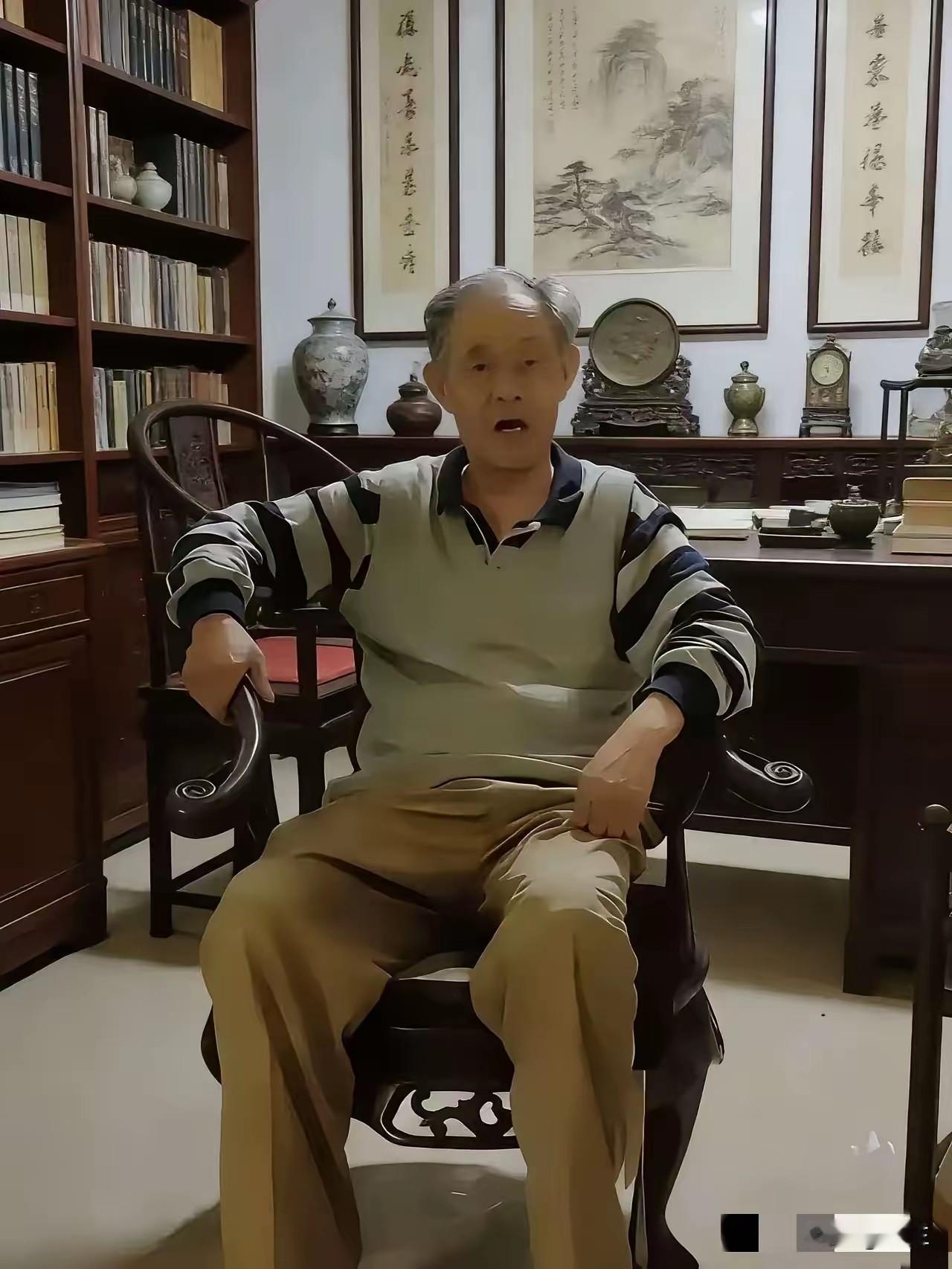 这是一张南京博物院原院长徐湖平的一张居家照，拍摄时间在还没有进监狱之前，80岁的