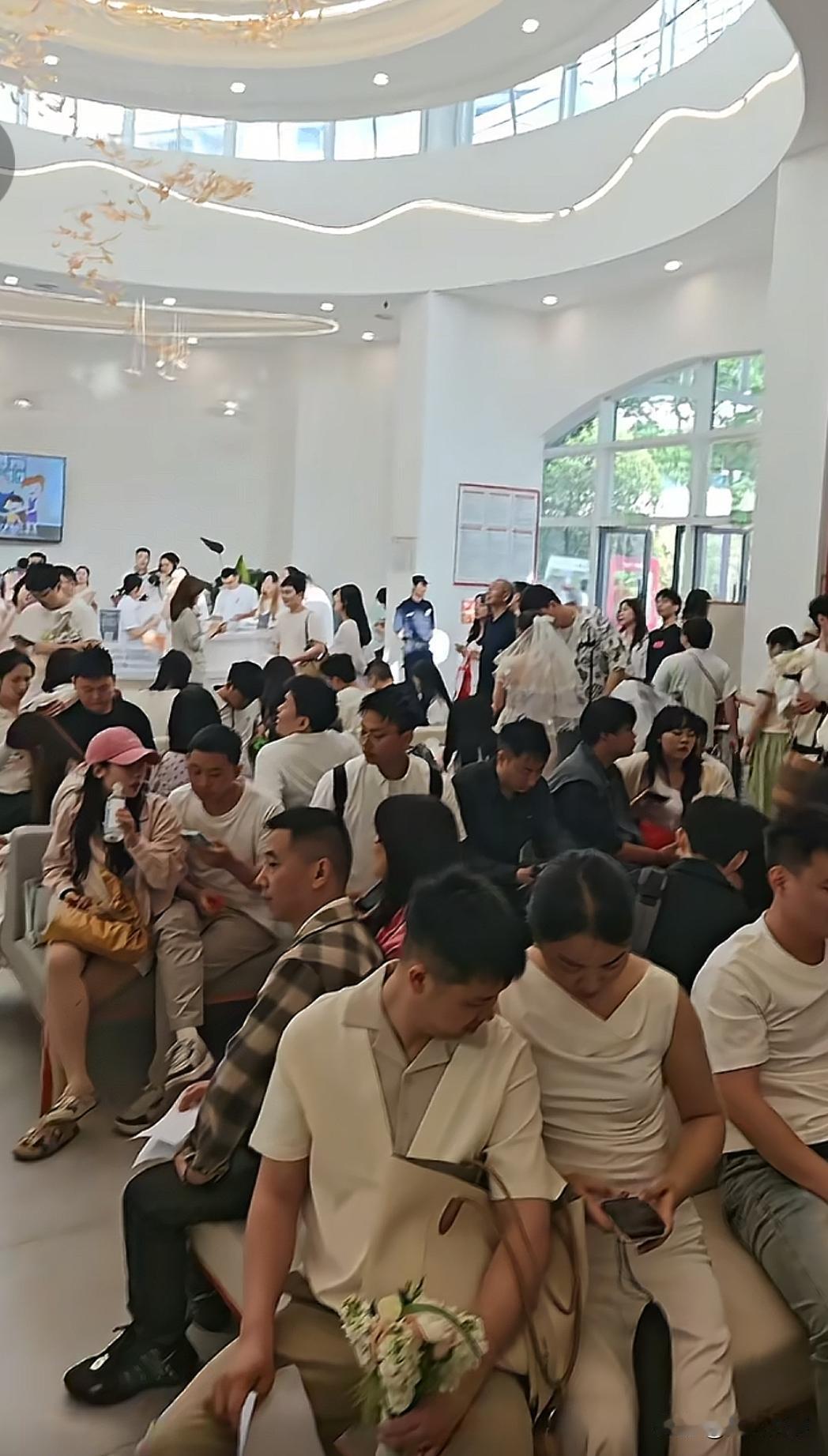 今天没有刻意去刷哪方面的视频，但短时间内看到两个地方登记结婚的场面。一个是重庆