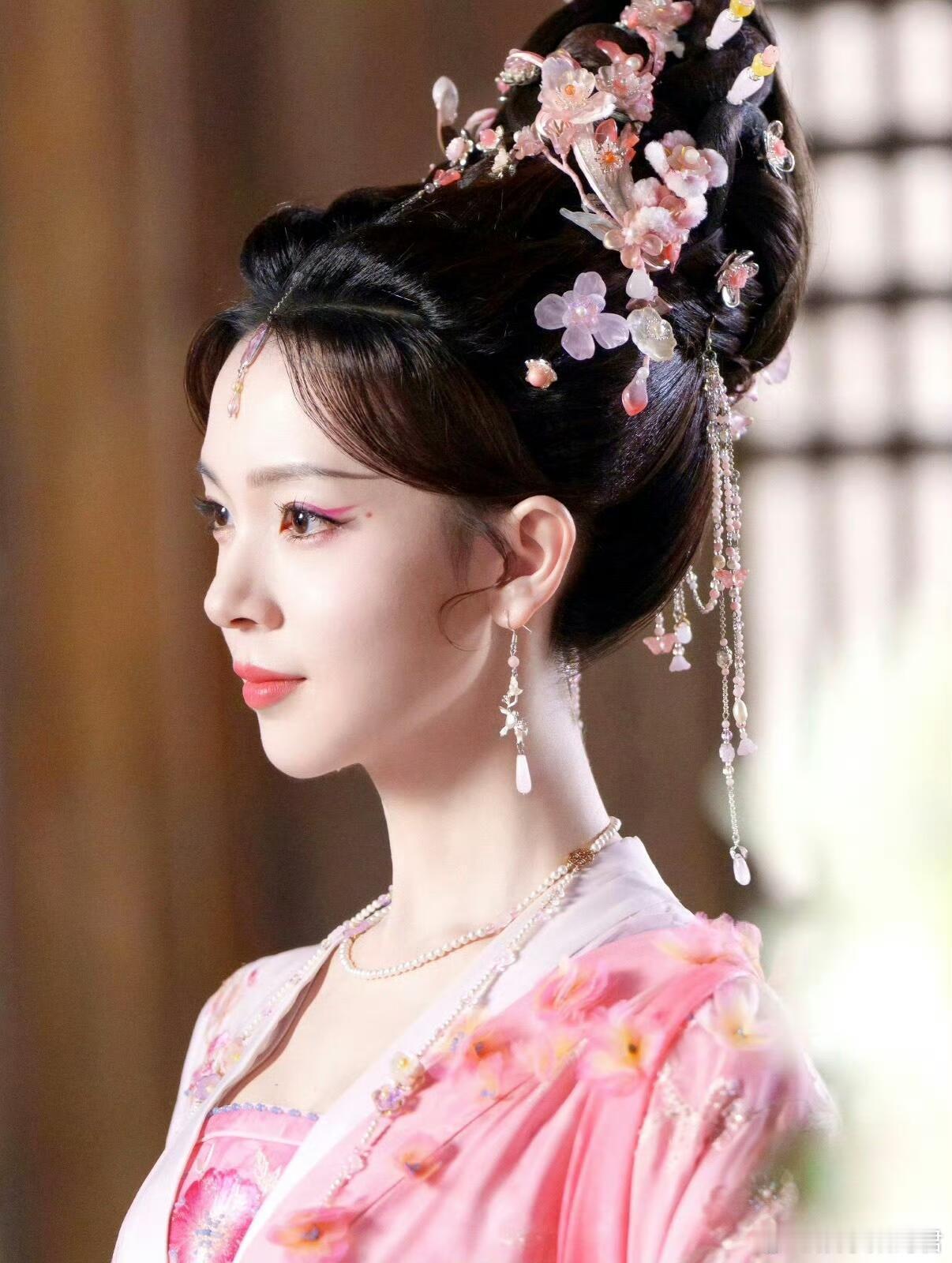 西方桃的魅力谁扛得住？陈瑶一开口，那种运筹帷幄的靠谱感就来了。表面风轻云淡，实则