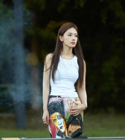 现在女嘉宾为什么穿成这样就去参加恋综了？