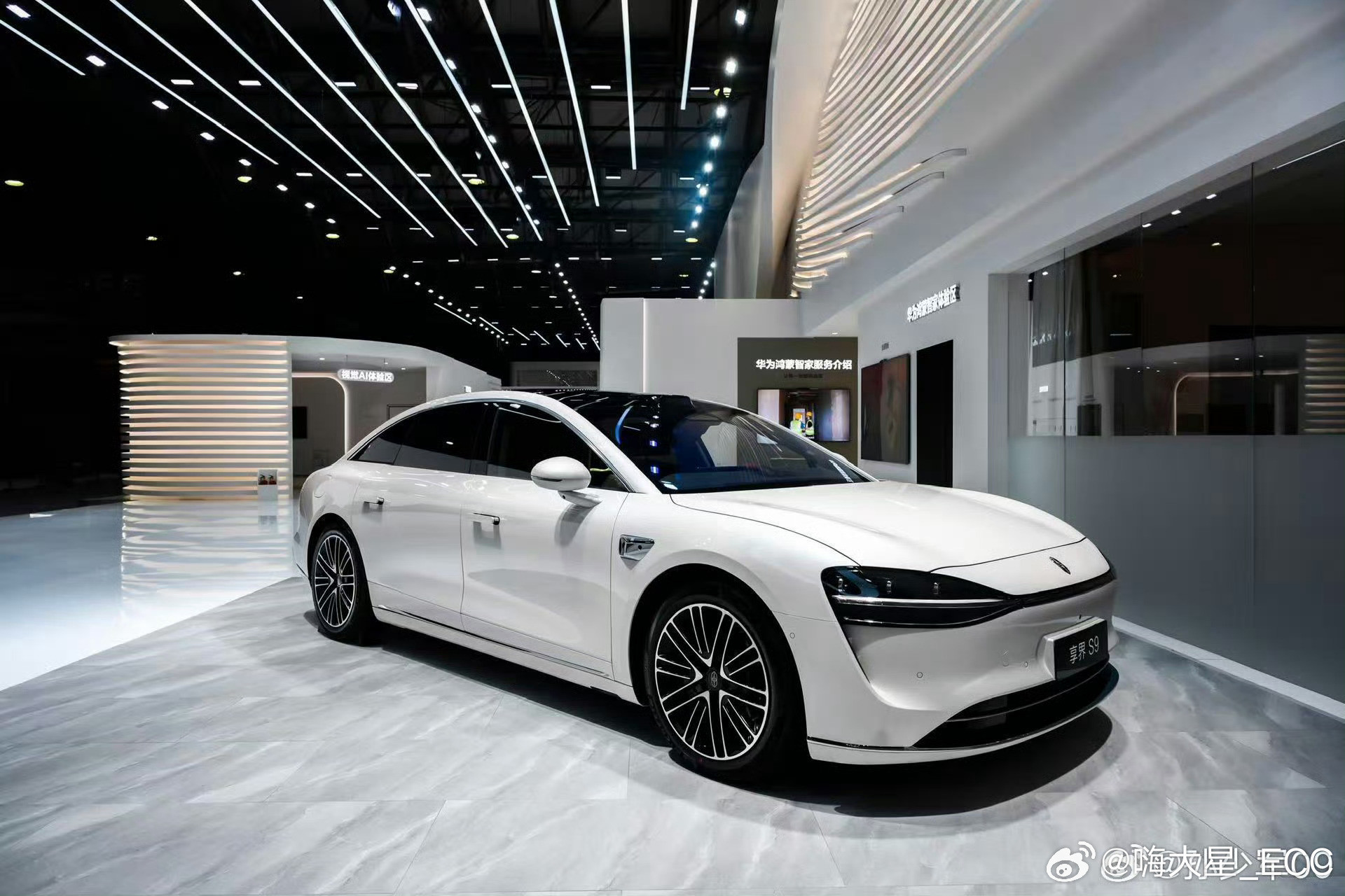 享界S9T、享界S9的两款新配色：星玫粉、月绒白