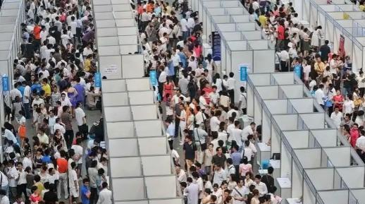 为什么很多人宁愿跑外卖也不进厂？最新外卖行业数据让很多人坐不住了，美团报告显示高