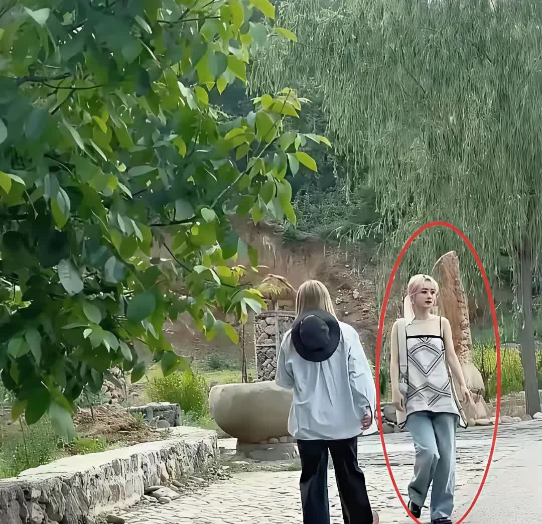 这是赵丽颖，腿有点短，脸是真的漂亮！明星不化妆就是路人，一点没错，背影就