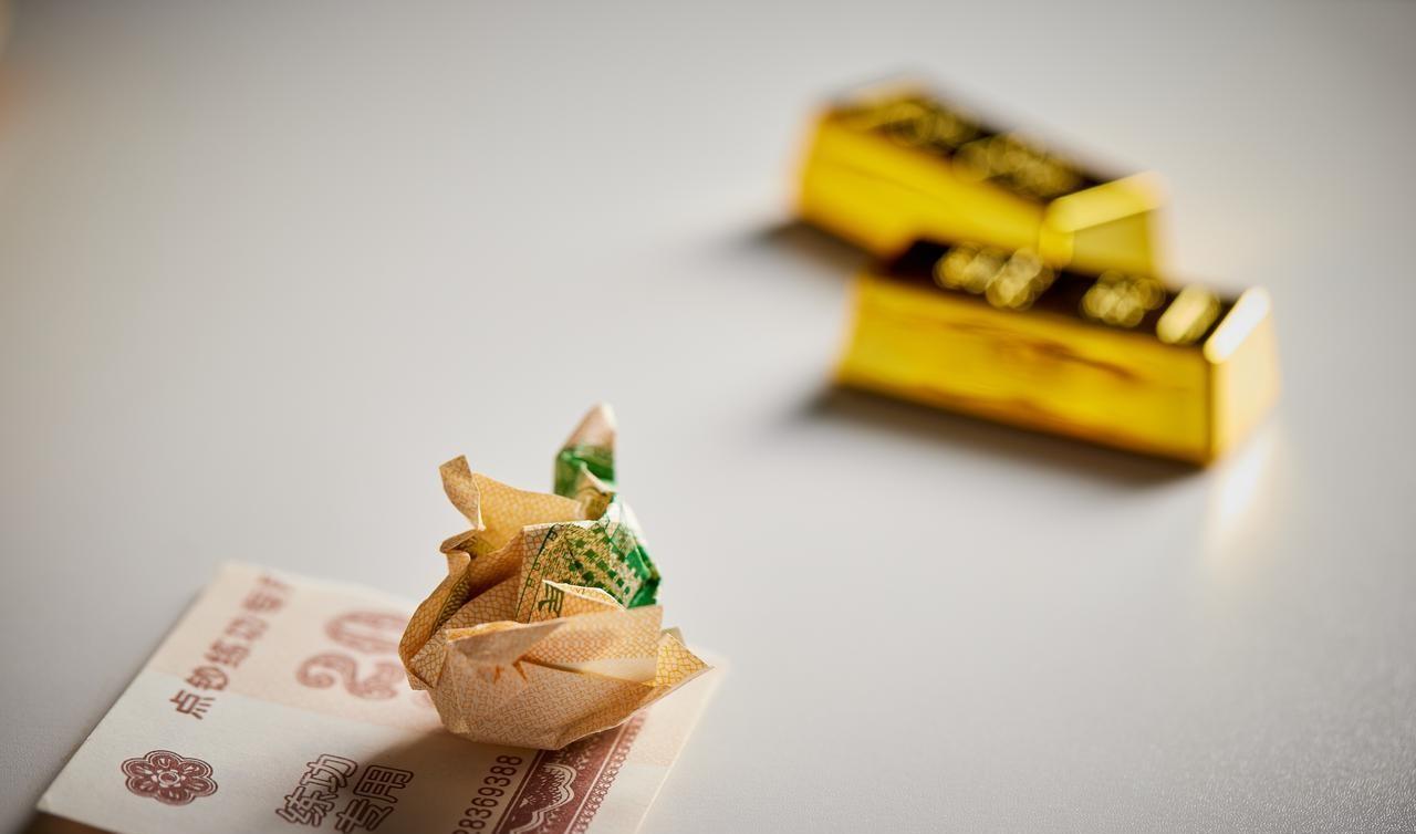 “挣钱的时候不心疼，没钱的时候，这笔钱要命。”上个月，一个跑网约车的老乡，把交了