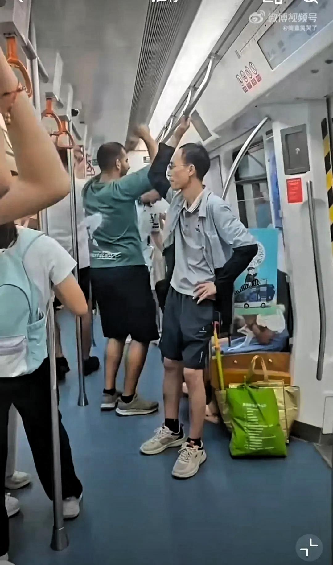 外国人拿着音响，在地铁里尽情舞蹈，中国人尬笑着远离他的邀请地铁协管员及时到场