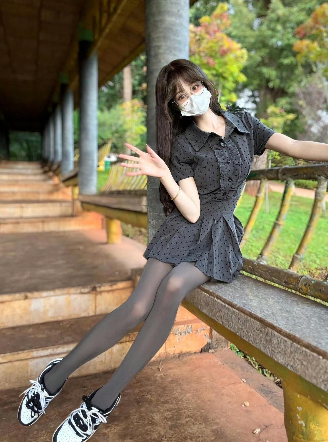 秋日漫步，阳光下的优雅时光🍂👗👒