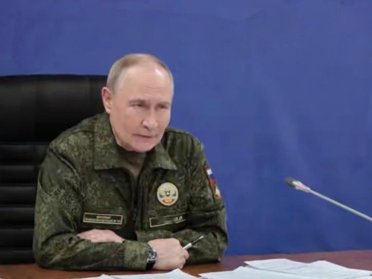 2025年底俄乌战场彻底变天！俄军一周就让乌军损失近万人，还拿下顿涅茨克4个居民