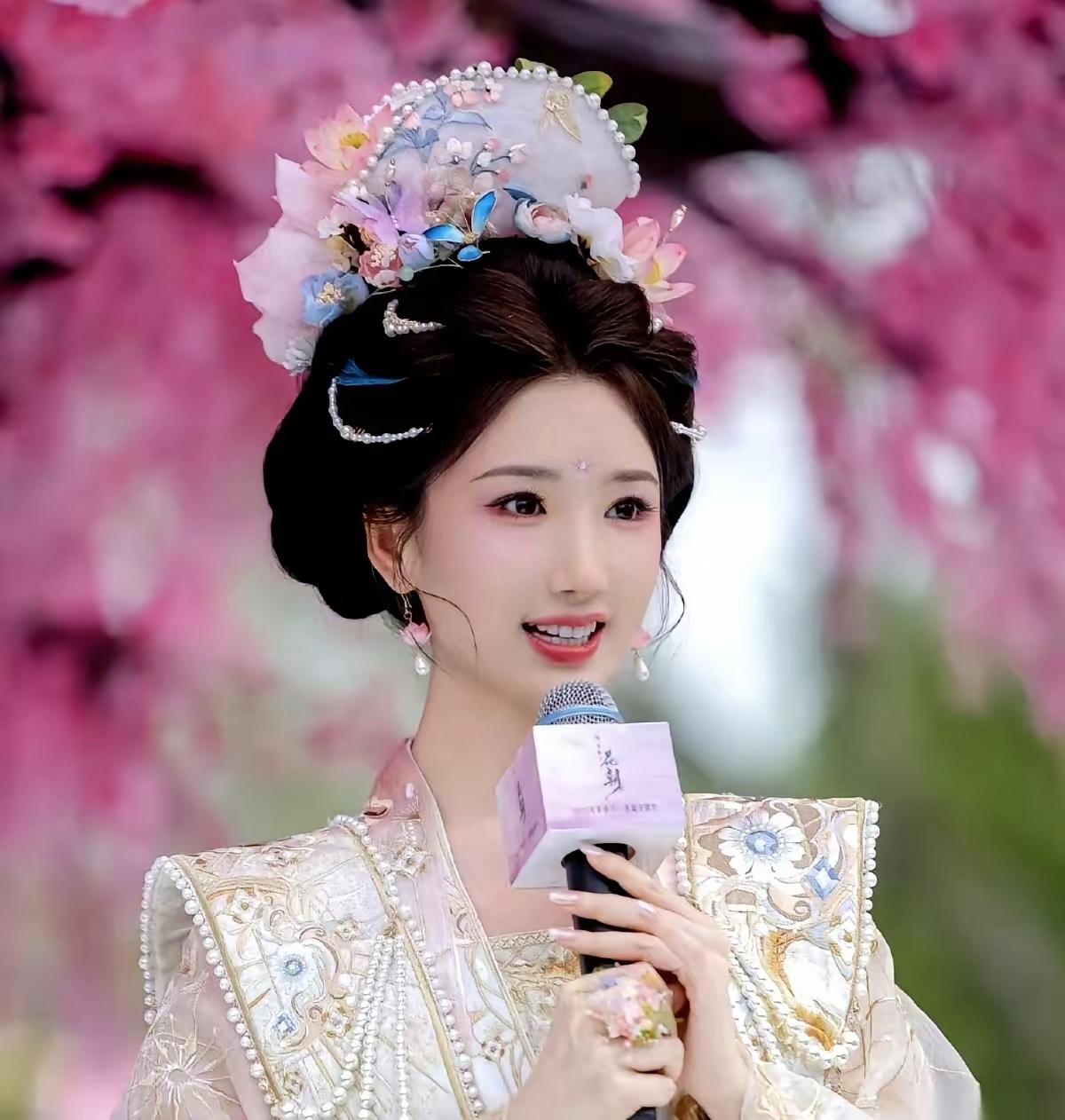 毛晓彤在西湖这一亮相，简直“杀疯了”！原本游客们都在专注拍景，她一出现，所有镜头