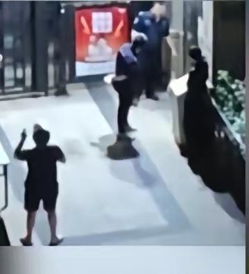 6月24日，深圳出了一个白吃白喝加个差评的点餐者，然后平台就让骑手负担所有费用9