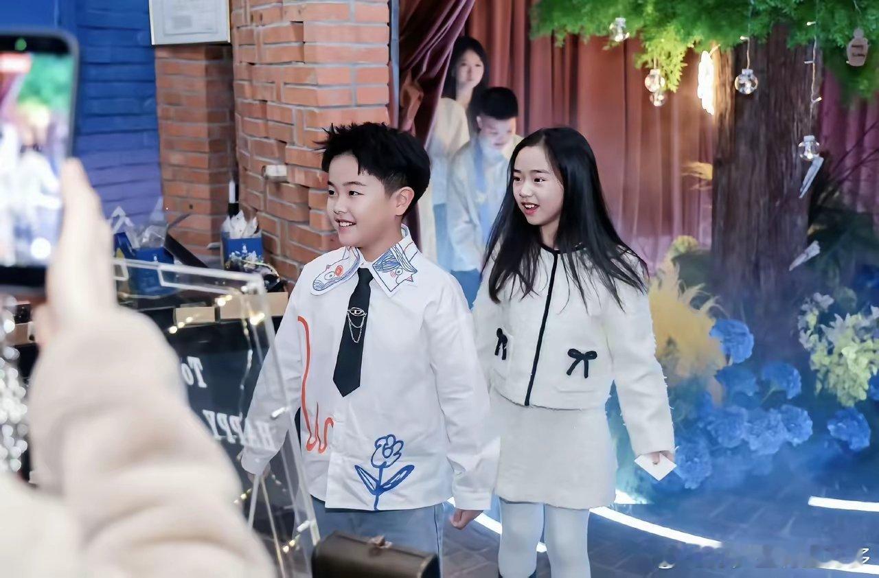 小酒窝参加朵朵10岁生日宴，这就是传说中的“青梅竹马”吧！朵朵虎头虎脑的很帅气，