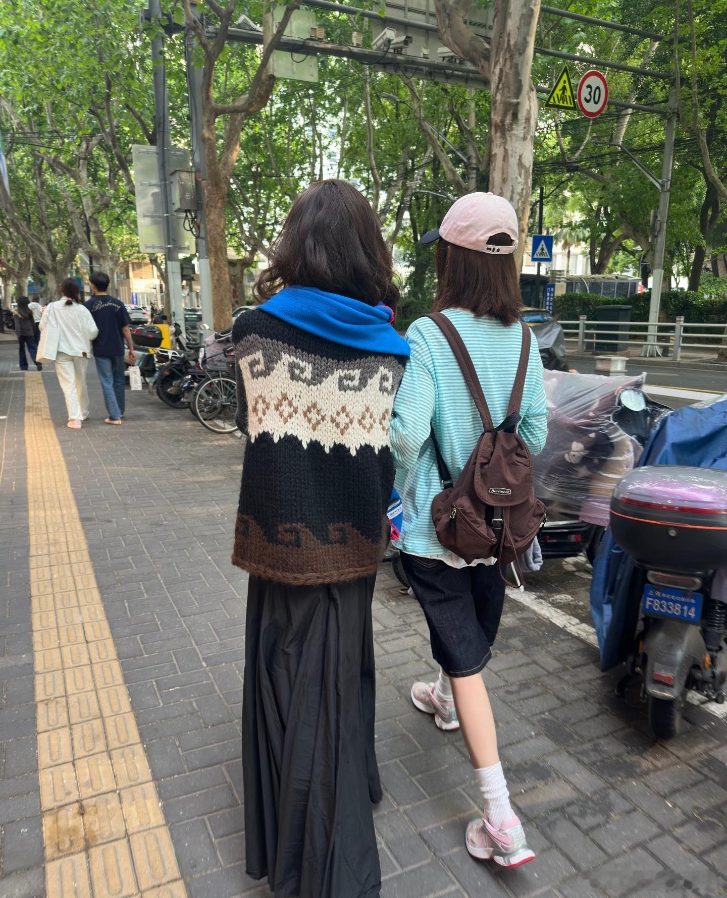 网友上海偶遇章若楠逛街网友偶遇章若楠和朋友逛街网友上海偶遇章若楠和朋友逛街了…