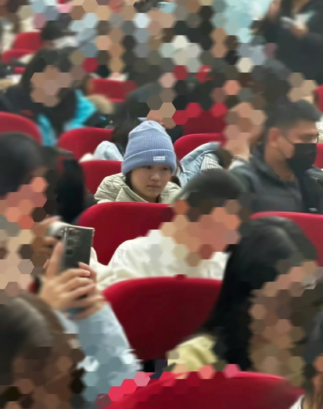 全红婵去看了王俊凯话剧全红婵看王俊凯话剧被偶遇全红婵去看了王俊凯话剧！王俊凯的贴