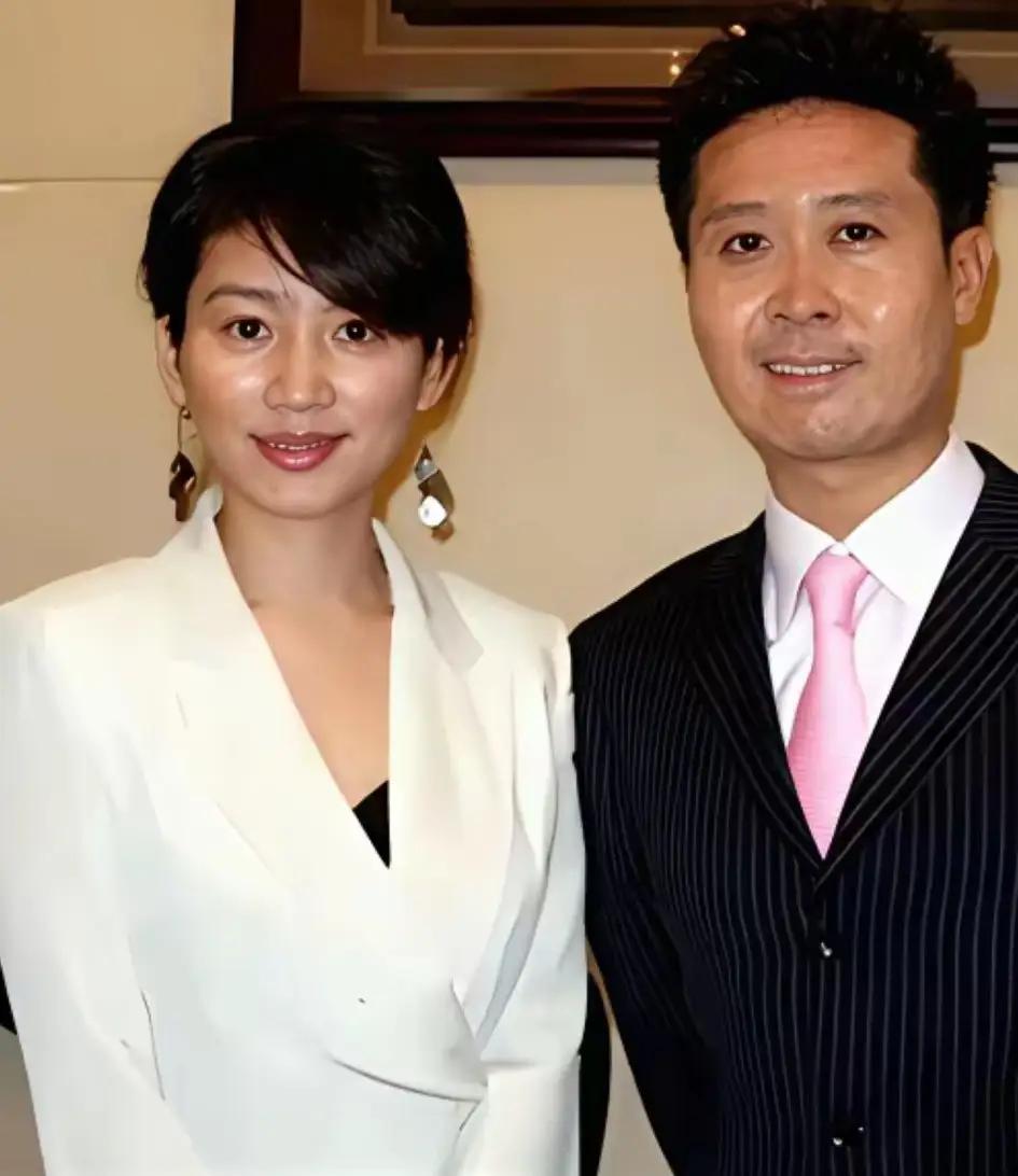 前央视著名节目主持人王小丫与友人合影时的素颜照，时间1996年。在没有美颜和滤镜