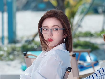 惊艳！她完美诠释时尚造型的视觉冲击力