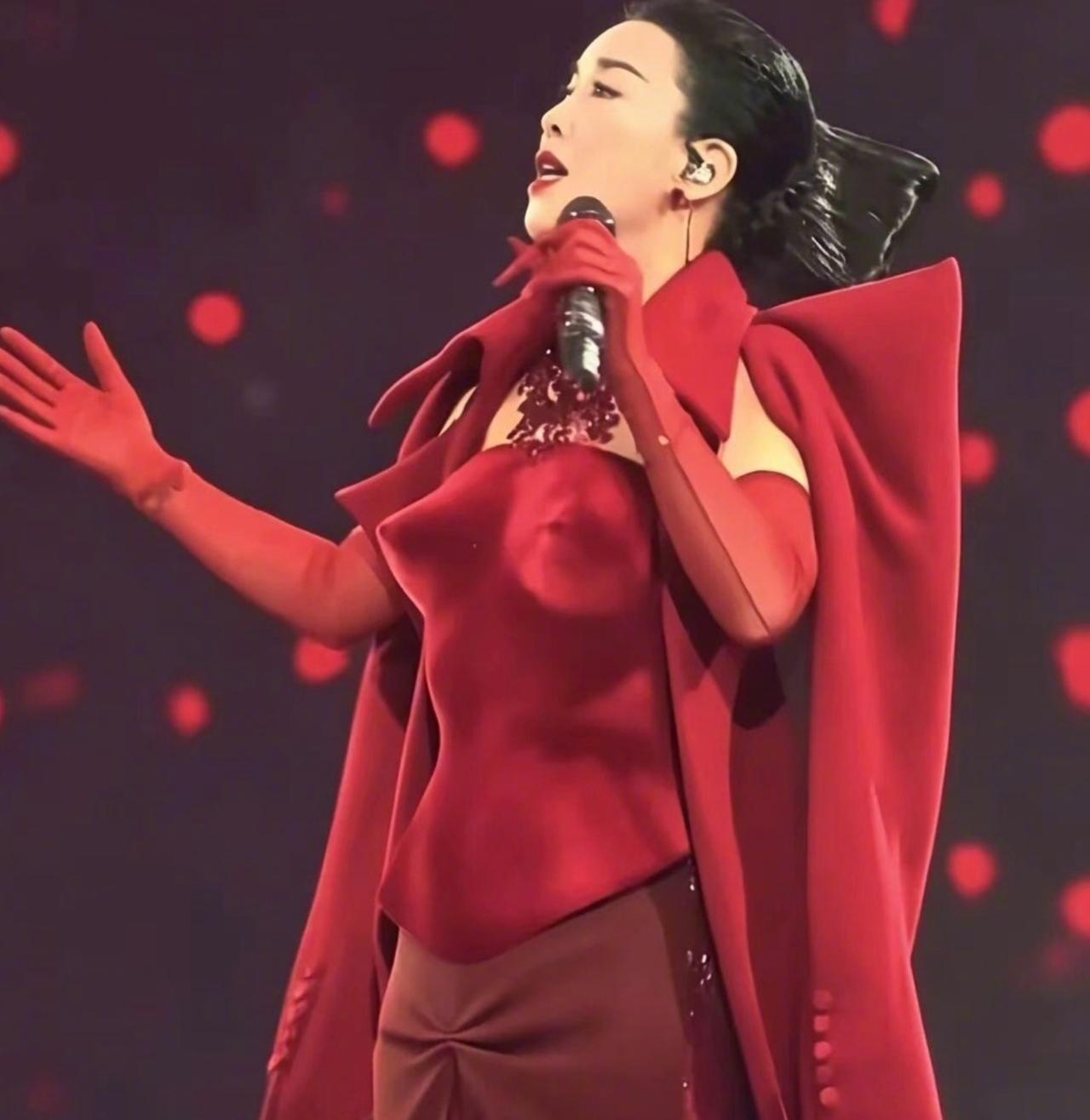 大家都把注意力，放在了那英演唱会上，都去了哪些明星，却忽略了演唱会本身。更忽