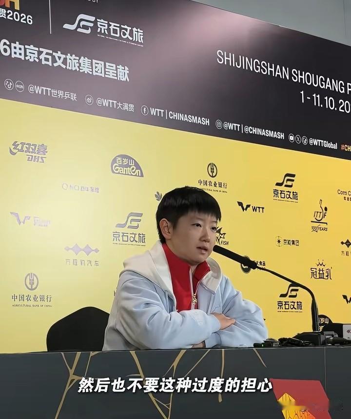 据央视记者常新宇透露，莎莎在5号首秀那天就开始发烧了，但是，她发着烧还是站上了赛