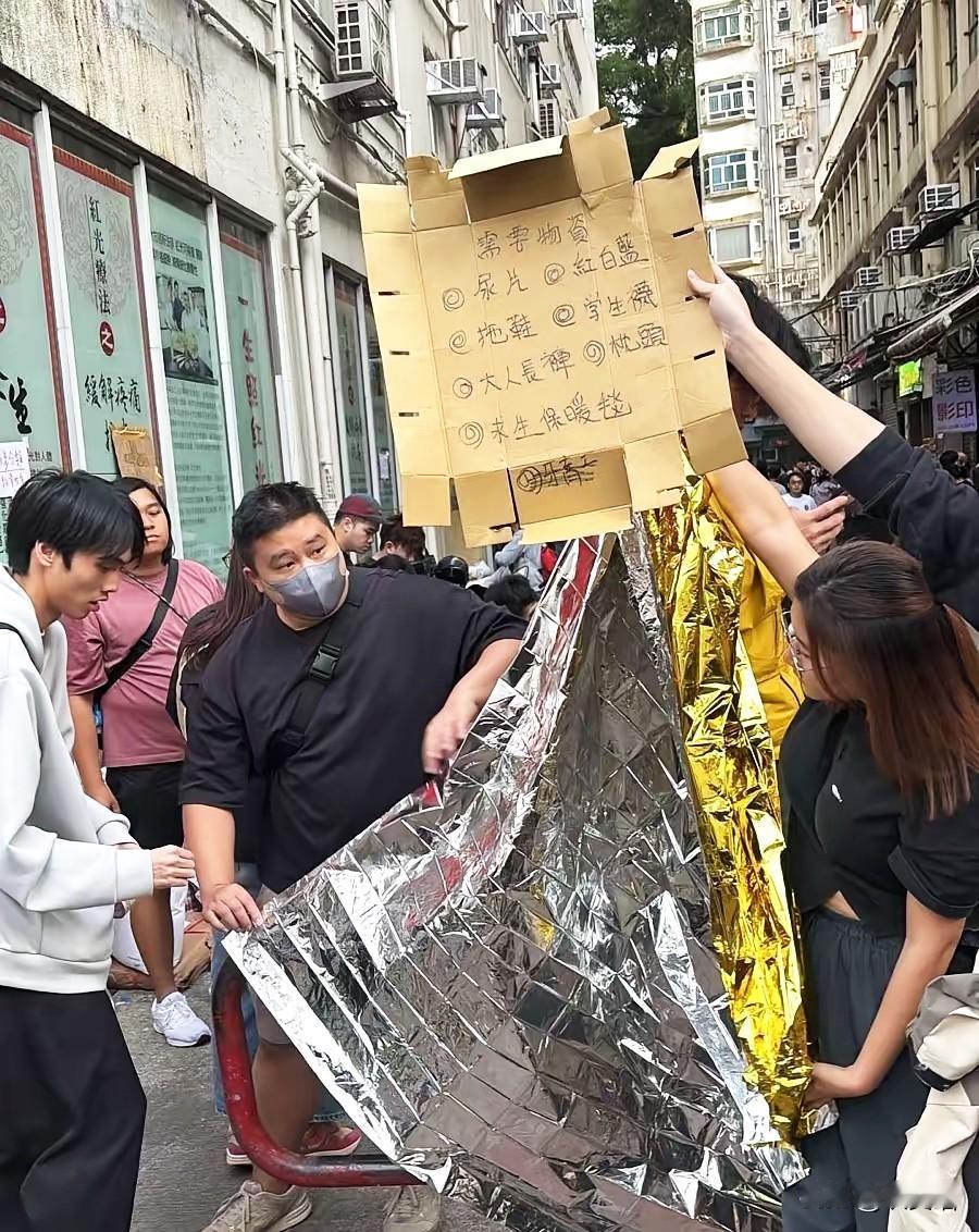 香港特区政府这笔救济金一公布，立马引发了热议。遇难者家属20万，受影响家庭5