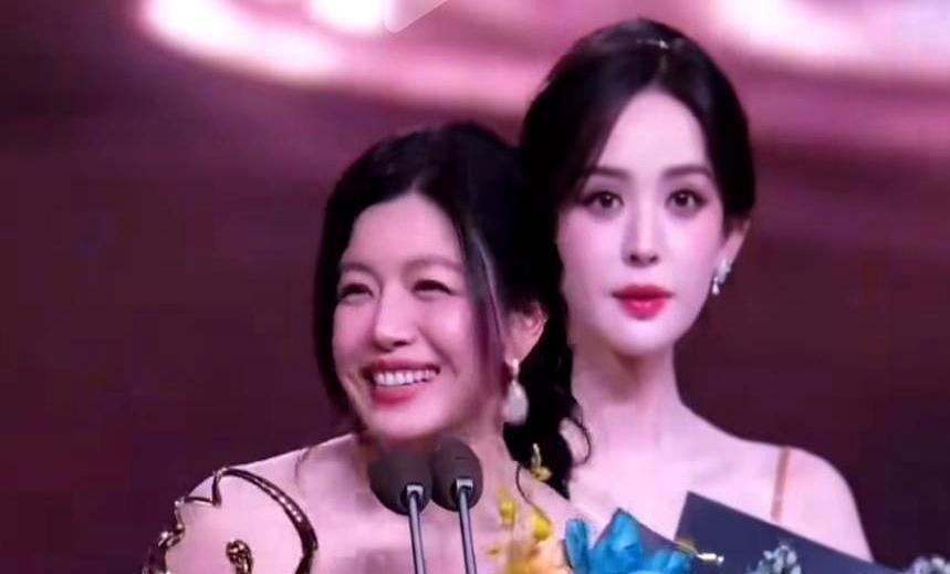 娱乐圈最残酷的真相是，顶级美貌的保质期，往往输给一种“舒服”。你看古力娜扎和陈