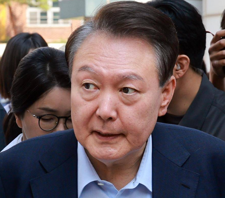 尹锡悦“拒捕”细节曝光，手臂几乎脱臼！昨日，首尔拘留所上演惊人一幕！前总统尹