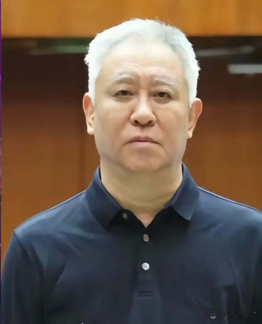 这么一对比，普通人没啥不好的！徐老板出庭受审，眉发皆白，跟巅峰时简直判若两人，