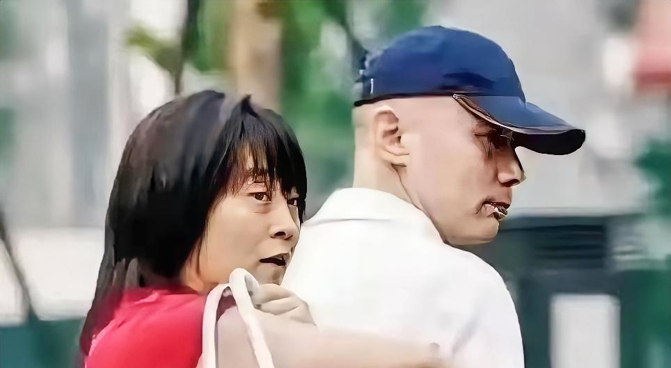 葛优家的买房逆袭1995年葛优握着350万想靠利息躺平，老婆贺聪却在三环买4套
