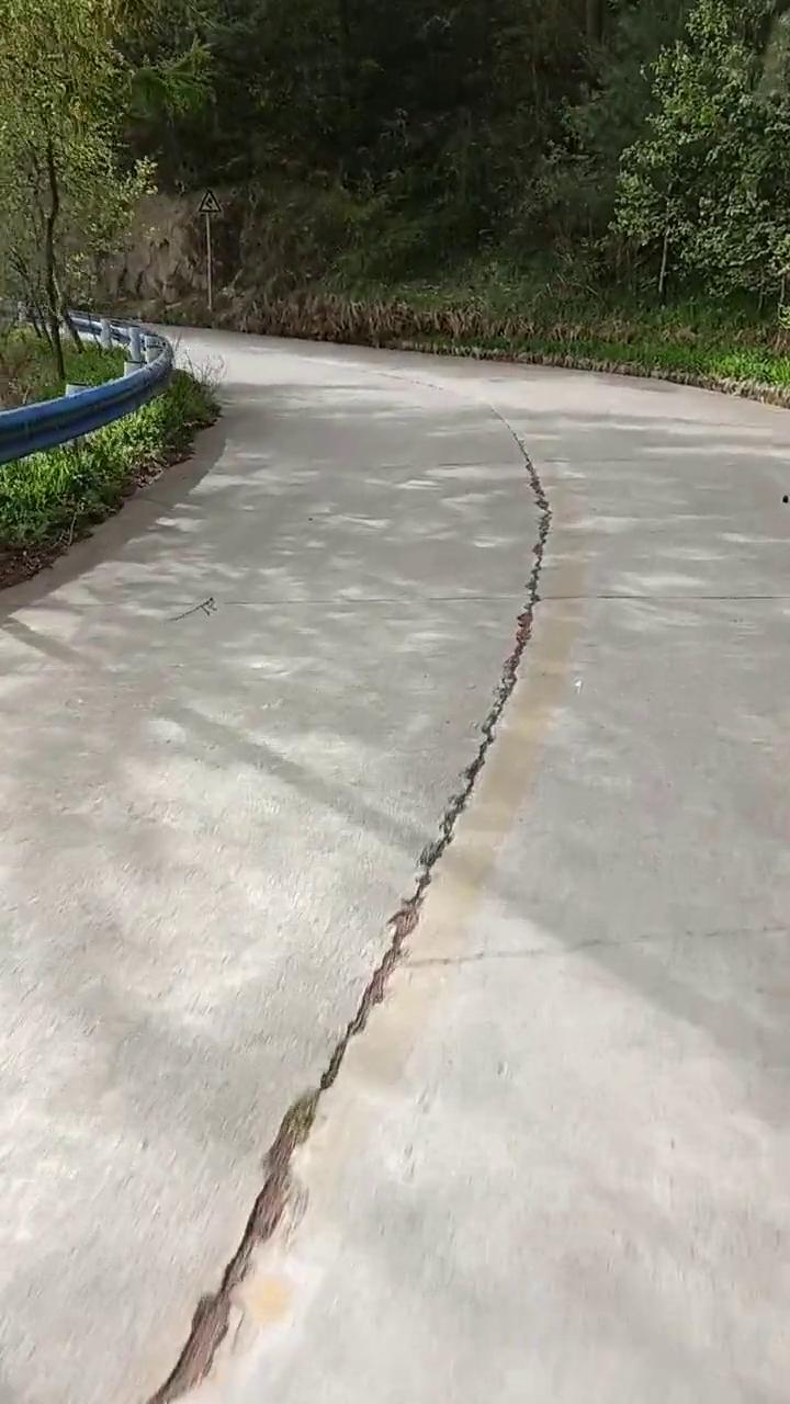 远离喧器，独享山村路。