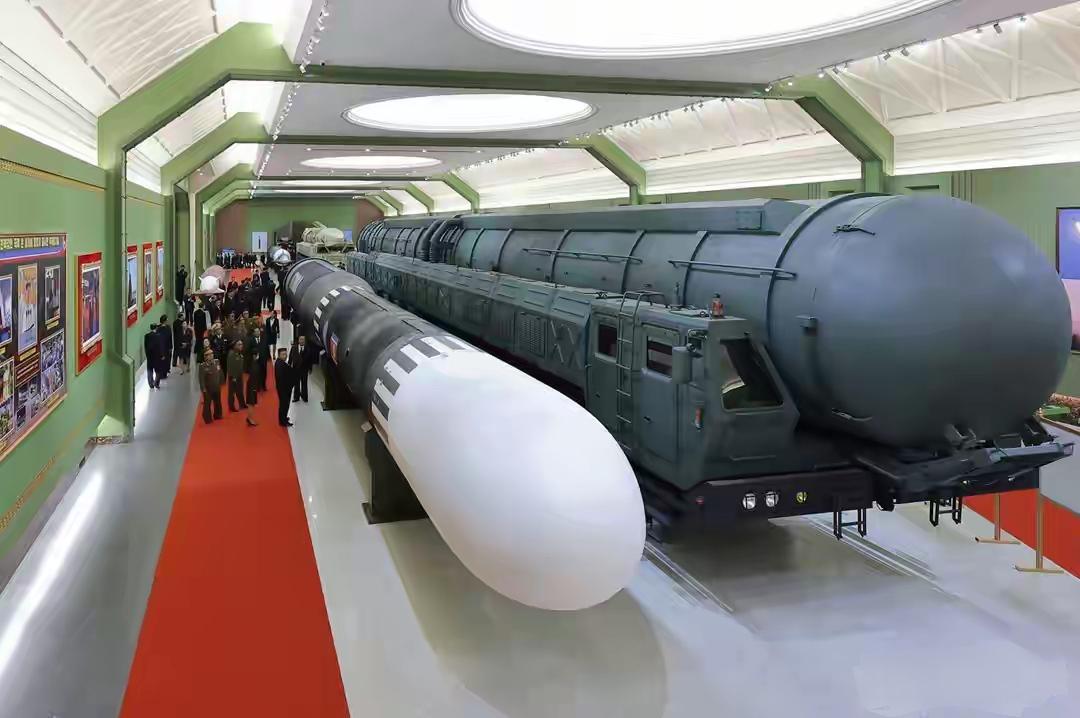 朝鲜射程1.5万公里的洲际导弹首次公开露面，火星-20弹体巨大，前端可装6个核弹
