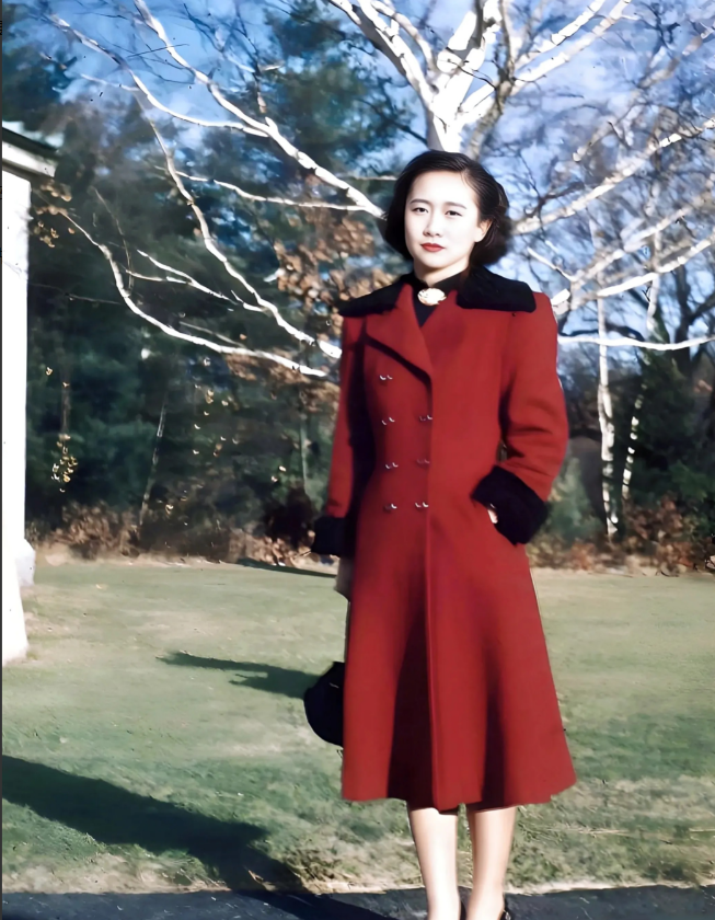 1949年，杜聿明将军的女儿杜致礼在美国纽约读大学时，留下的一张珍贵照片。杜致礼