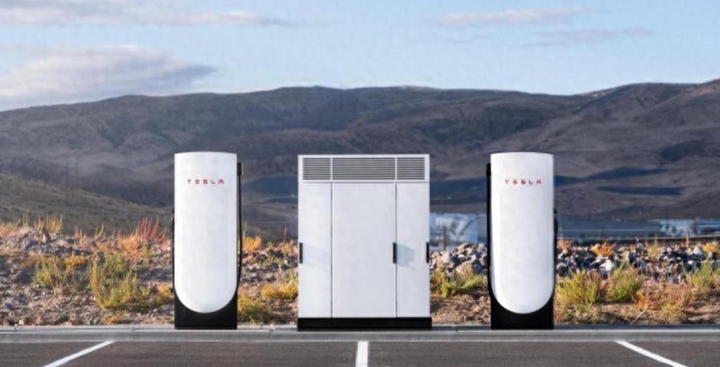 昨晚重庆大足服务区，一个比亚迪汉的车主把车停在了特斯拉最新的V4超充桩前。扫码，