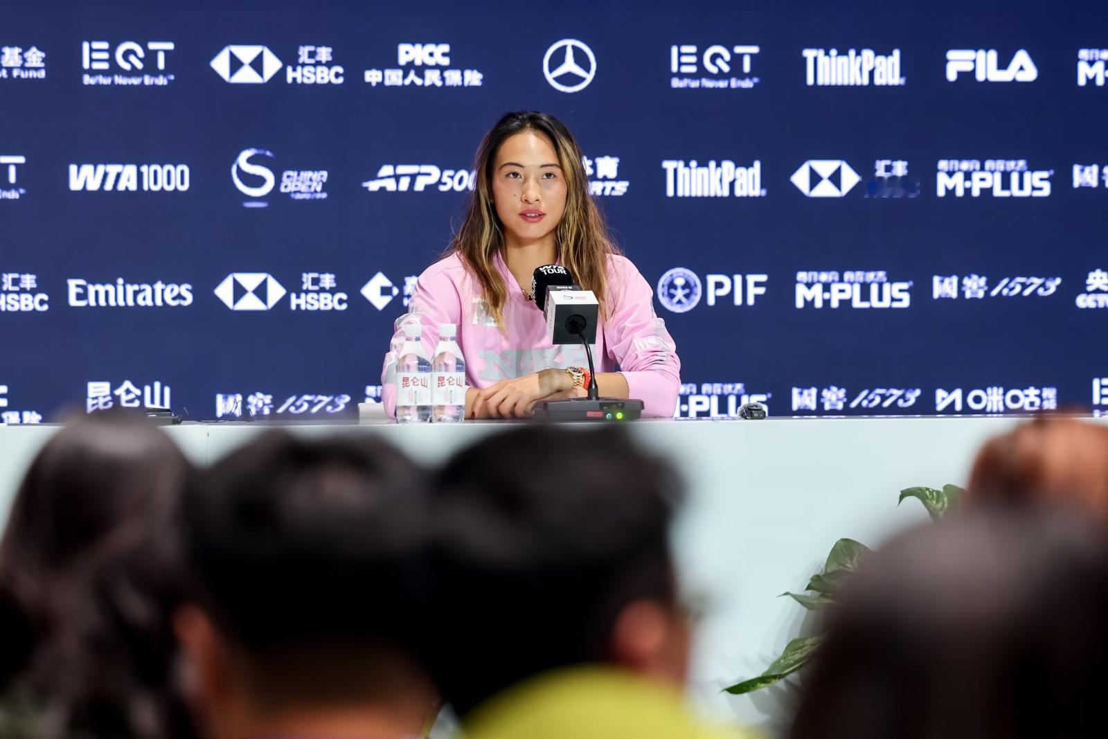 郑钦文：“观众完全保持静止很难做到，我应该学会在心态上更加专注和从容。”郑钦文赛