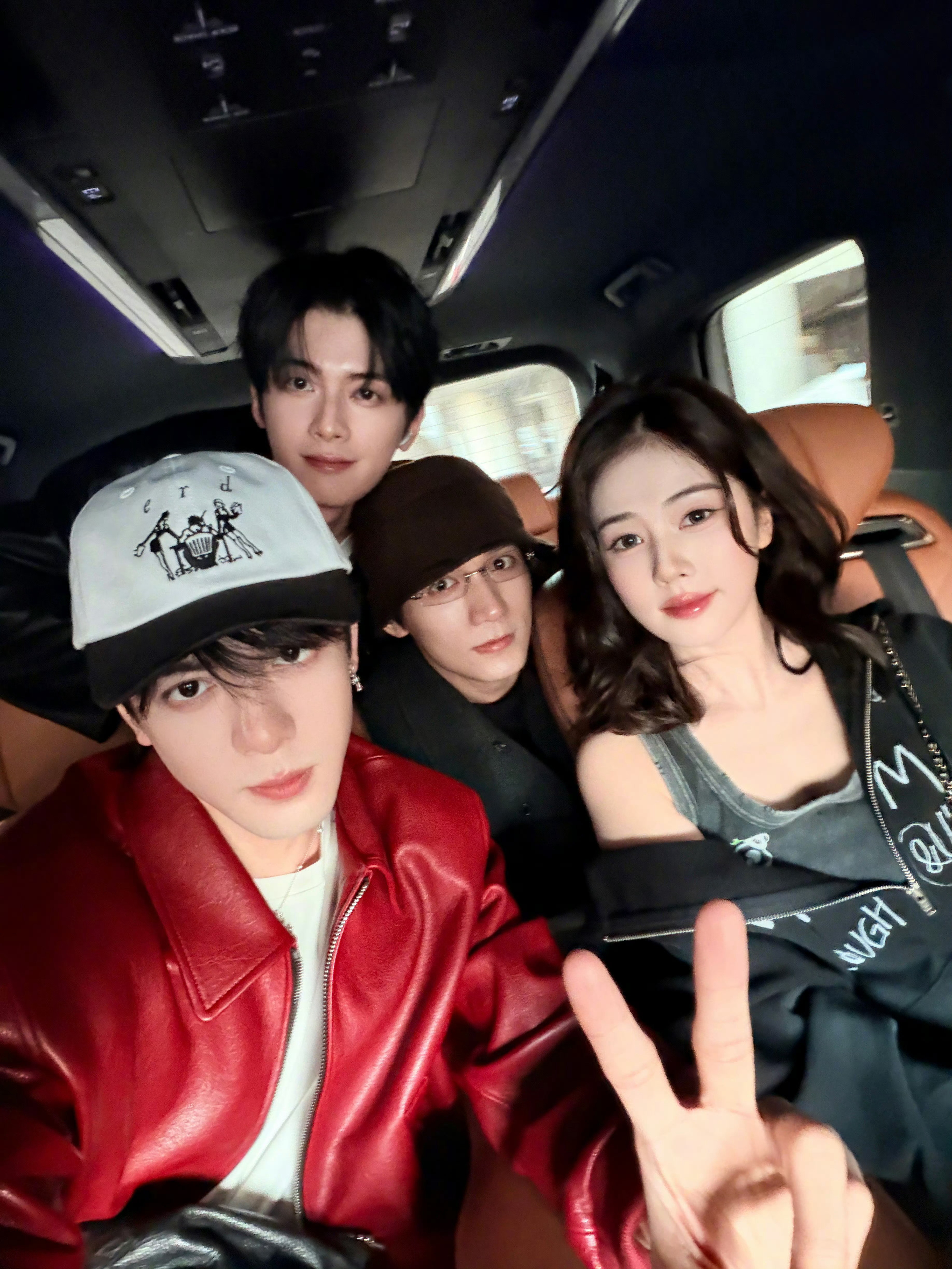 跟白鹿做朋友好幸福，带着一个剧组的朋友去综艺朋友的演唱会，人缘好好啊