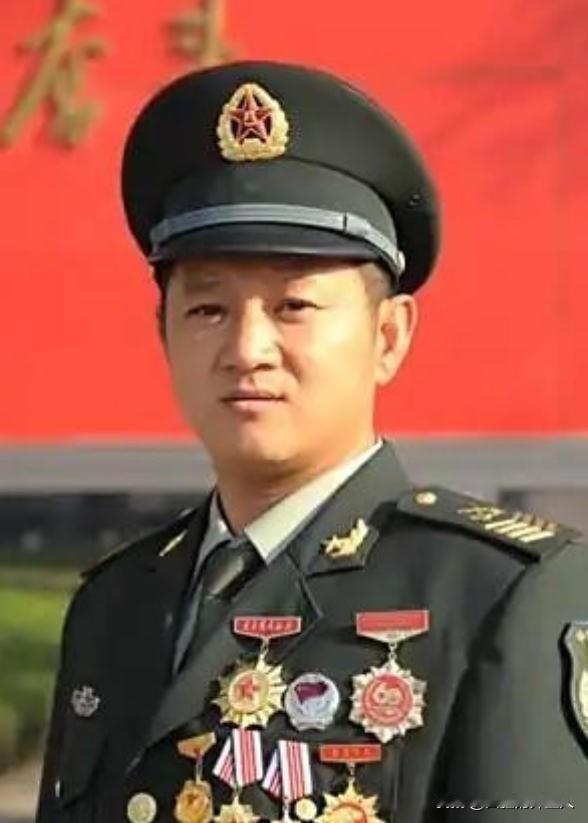 1986年，一个18岁的山东莱西小伙参军入伍，原本是冲着坦克兵去的，结果因为是初