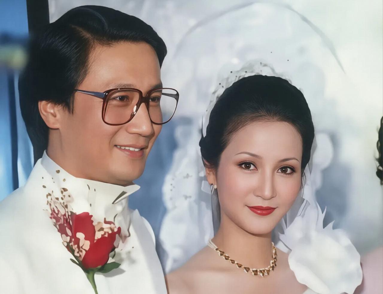 谢霆锋母亲狄波拉年轻时风华绝代，1973年拿下港姐、亚姐双冠军，是70年代香港当