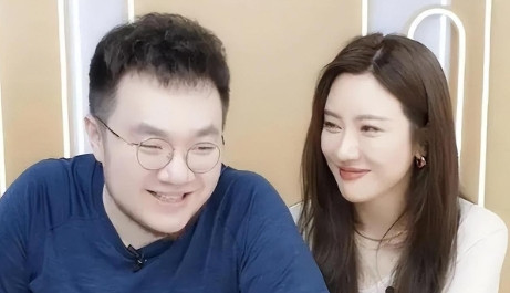 当年，宋丹丹对巴图说:“有喜欢的女孩就大胆去追，妈妈绝对不会干涉你。”可是当巴图