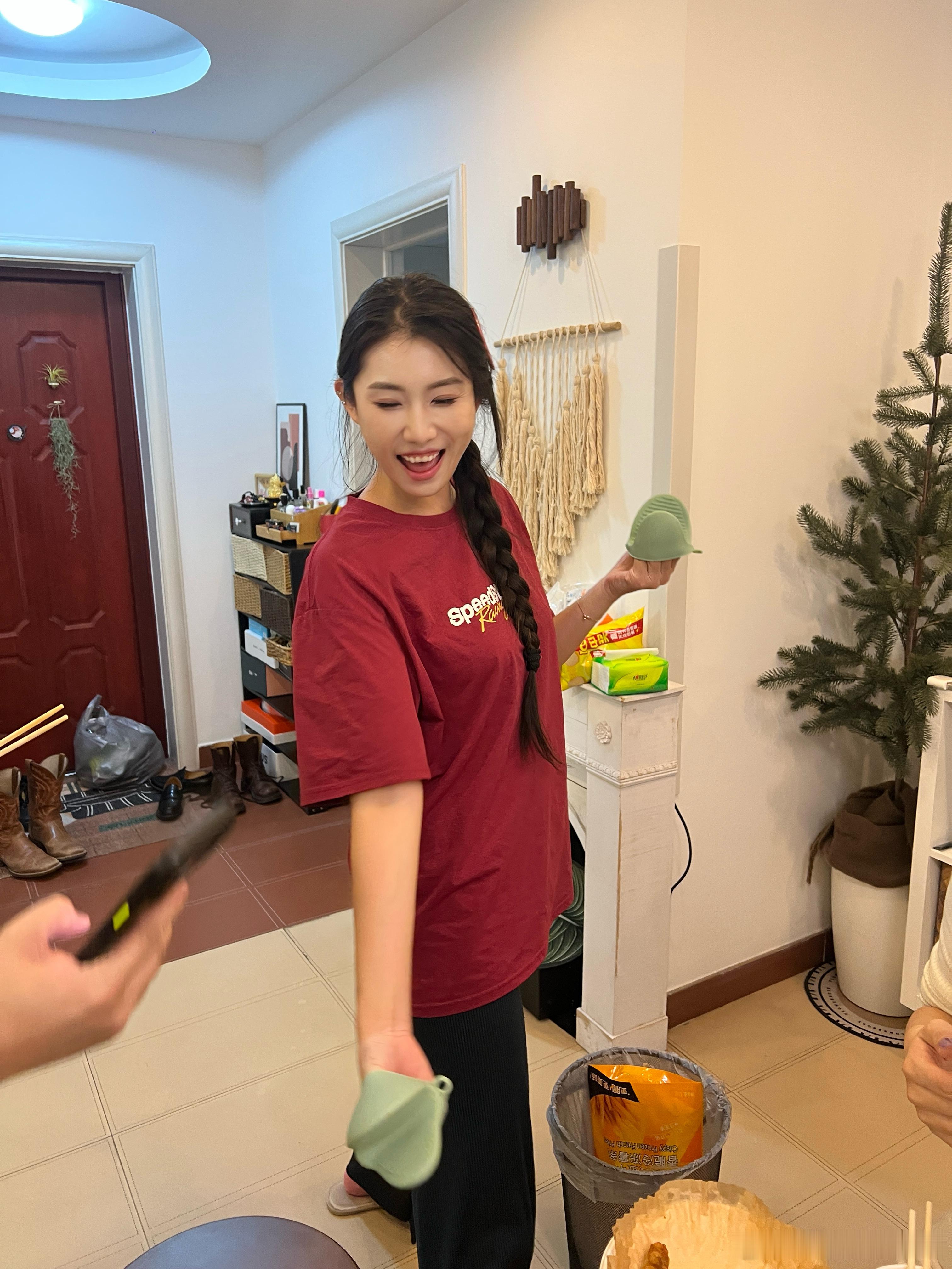 说自己不会做饭让我们担待结果一进门：皮皮虾大闸蟹排骨藕汤椰子鸡，连小料台都