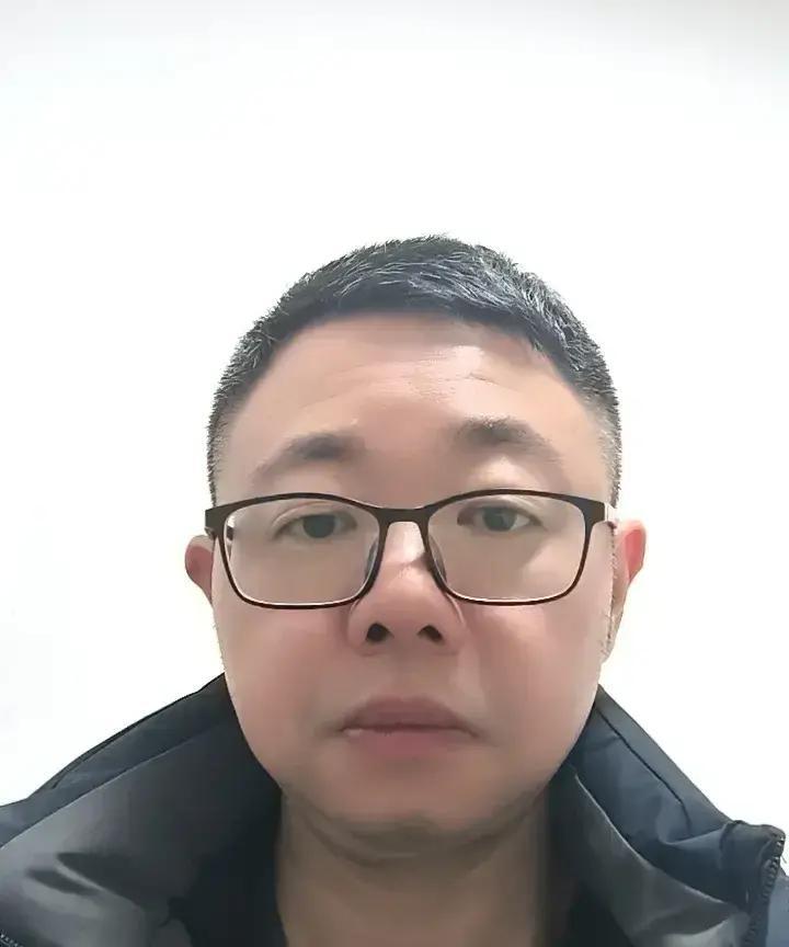 刷到一个脑梗老哥，2025年初突然倒下，说话含糊、半边身子发僵，住院加康复整整一