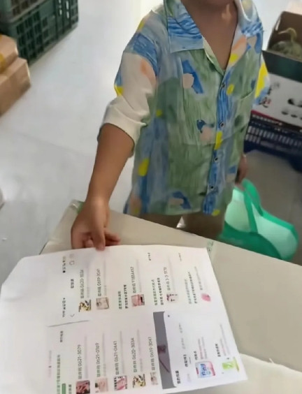 6月22日，山西一男孩帮妈妈取快递，亮出取件码后，快递员惊呆了！只见一张A4纸上