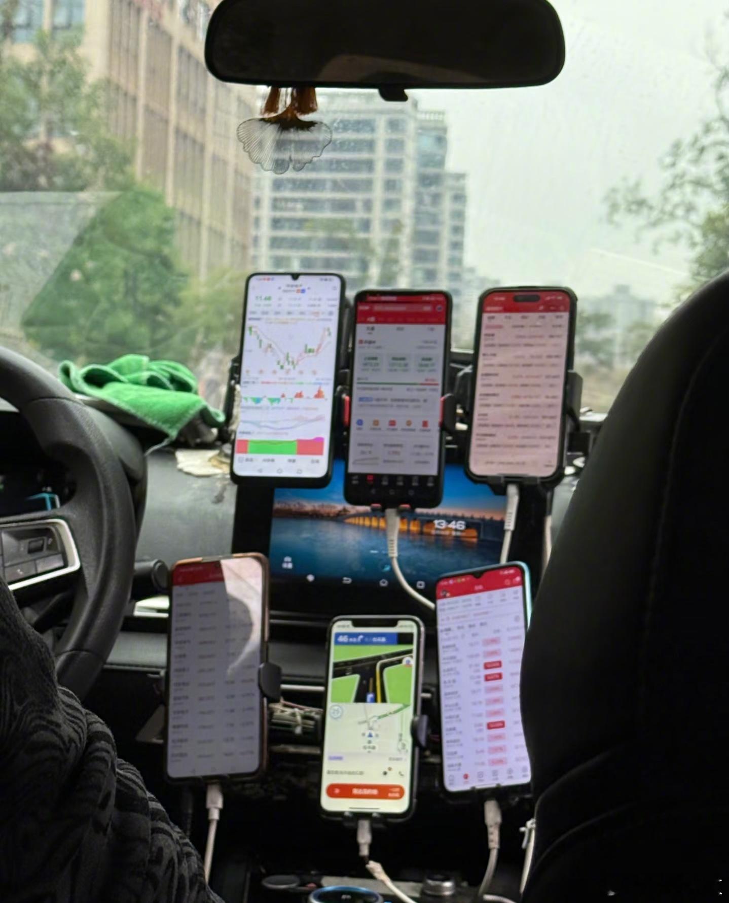 有七台手机的网约车师傅​​​
